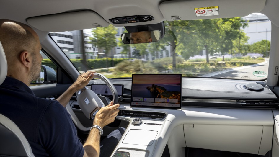 Aufnahme von innen während der fahrt mit Fahrer am Steuer erkennbar im Geely E5