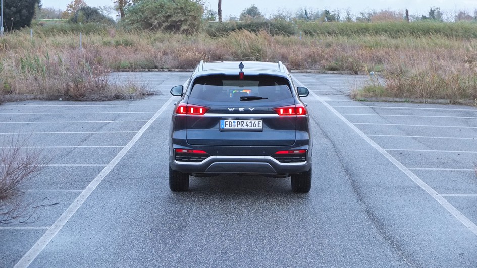 Wey 03 auf Parkplatz fotografiert von hinten