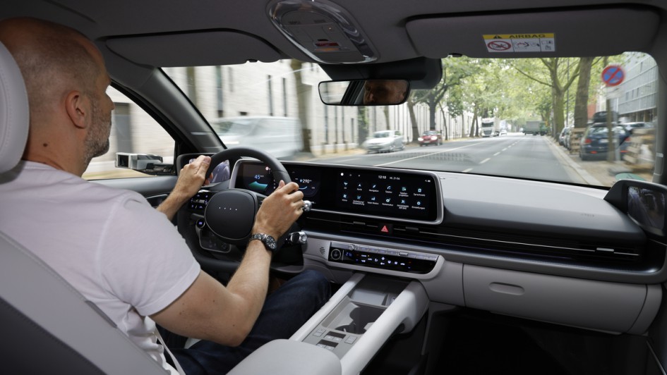 Hyundai Ioniq 6 Innenaufnahme fahrend mit Cockpitansicht
