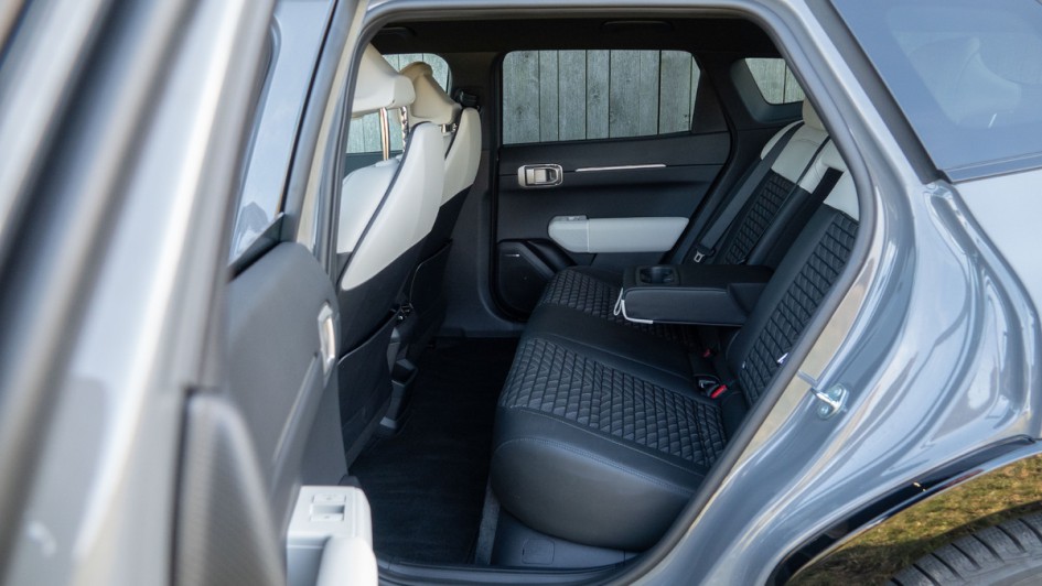 Rücksitze im Kia EV4 Fastback, von außen durch die hintere linke Tür fotografiert