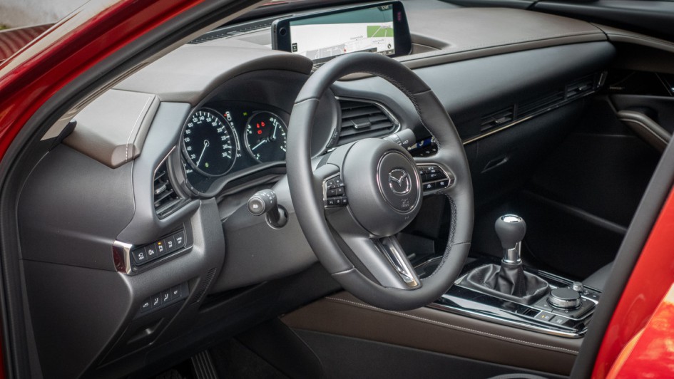 Cockpit des Mazda CX-30 e-SKYACTIV G 140 (2025) von der fahrerseite aus fotografiert 