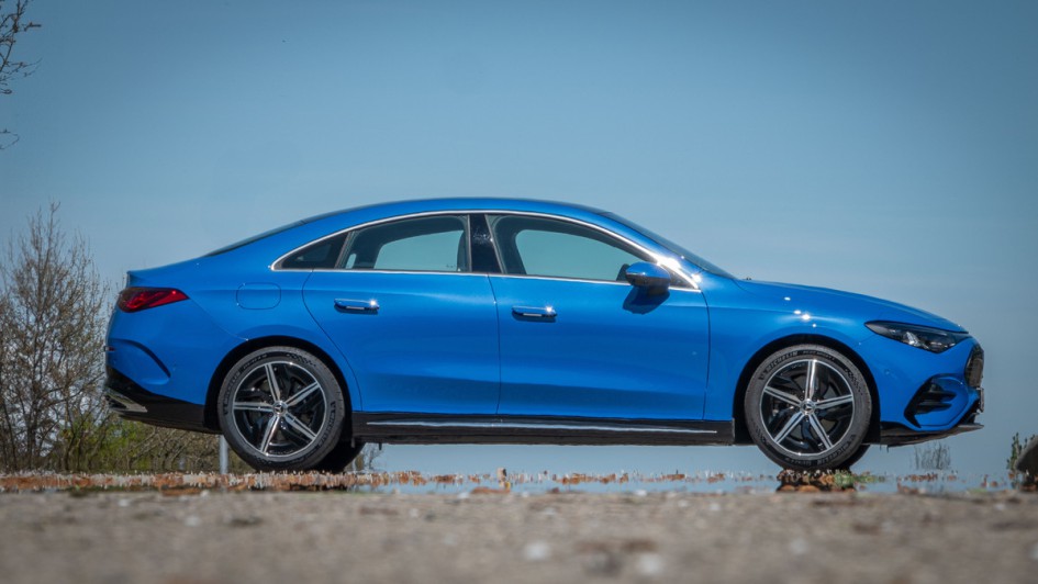 Seitensicht des CLA 350 in blau lackiert