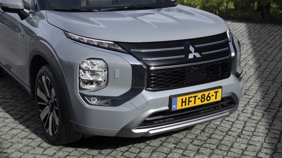 Frontmaske des Outlander von Mitsubishi im Detail fotografiert mit Scheinwerfern