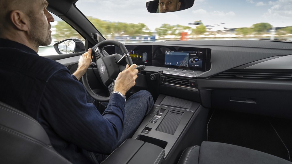 Innenaufnahme während der fahrt mit einem Opel AStra