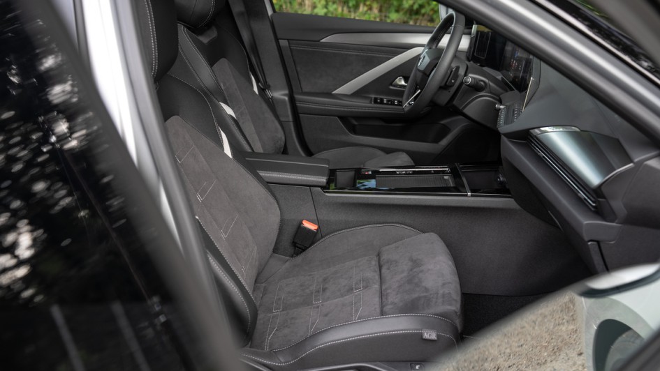 Opel Astra Sports Tourer mit 48-Volt-Hybrid Vordersitz Beifahrerseite mit AGR-Siegel