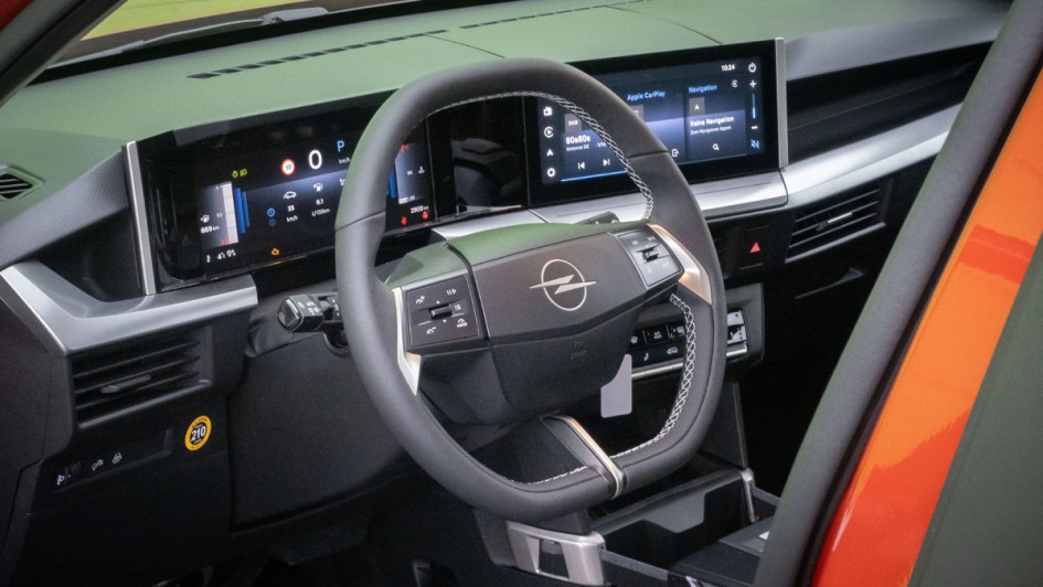 Frontera-Cockpit von der fahrertür fotografiert