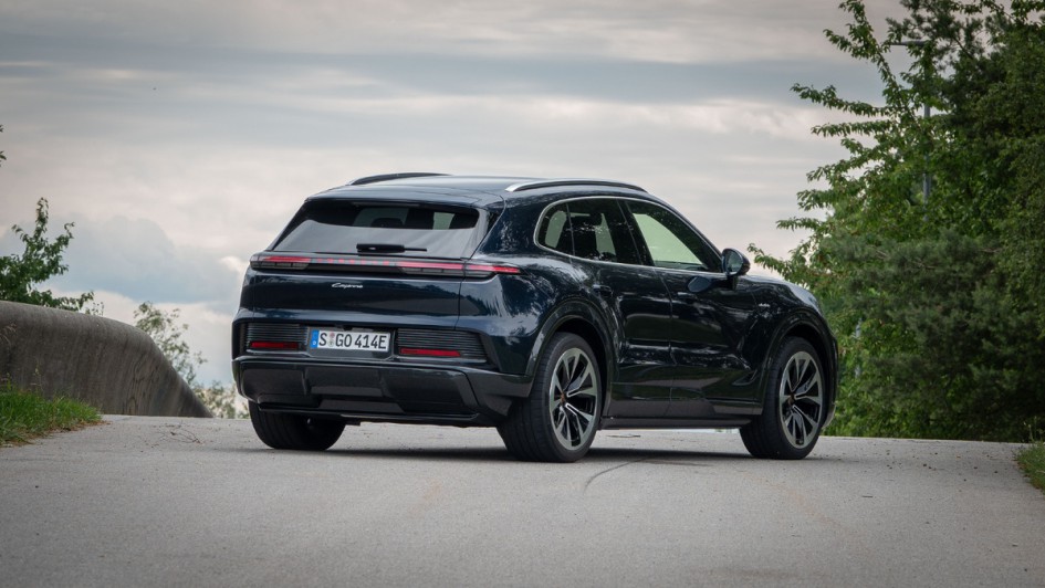 Porsche Cayenne Electric von schräg hinten fotografiert