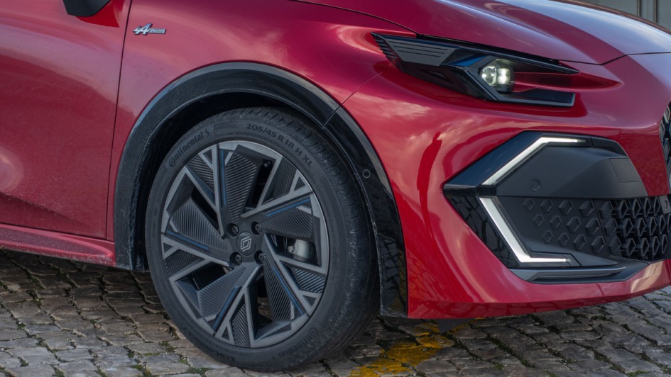 18-Zoll-Felge des Renault Clio Esprit Alpine im Detail fotografiert