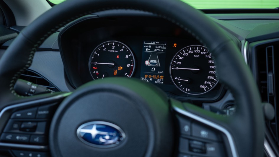 Analogtacho des Subaru Crosstrek im Detail fotografiert