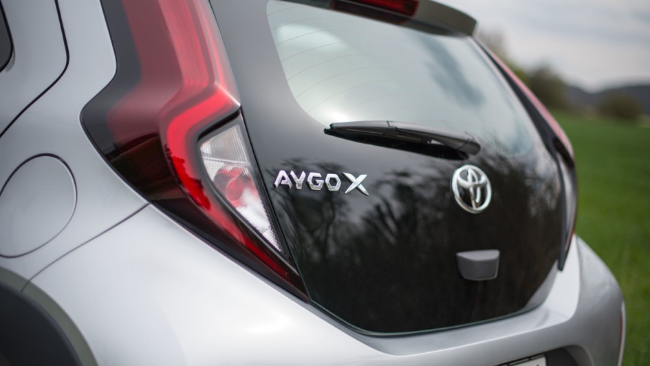 Toyota Aygo X Schriftzug am Heckfenster 