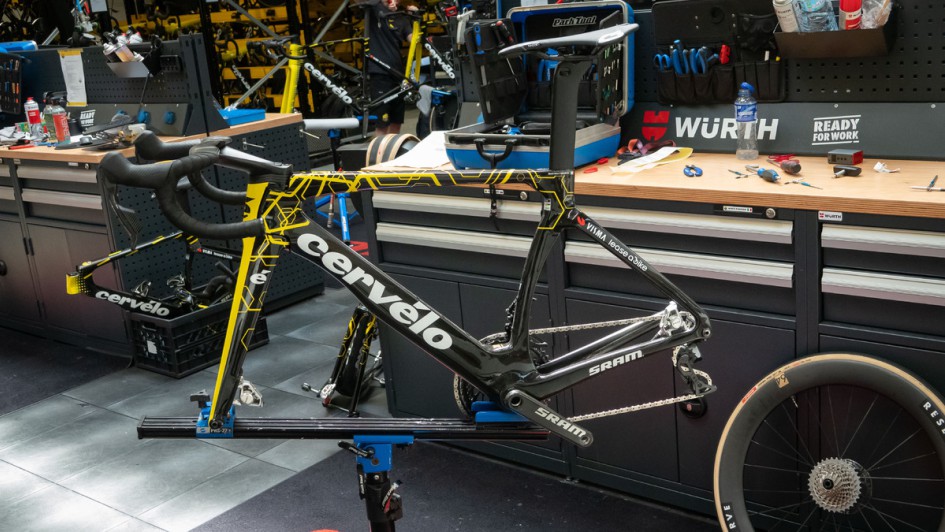 Cervelo Profi-Rennrad von Team Visma Lease a Bike ohne Räder auf Montageständer in der Werkstatt