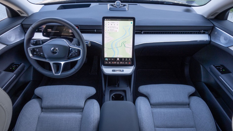 Ansicht des Cockpits im Volvo ES90 von der Rückbank fotografiert
