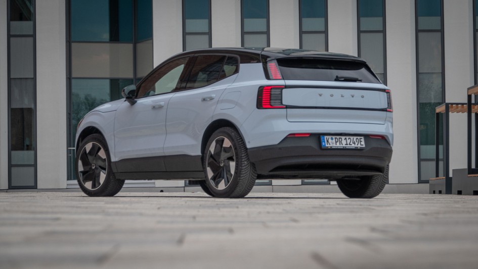 Volvo EX30 (Fahrbericht) schräg von hinten fotografiert auf dem Gelände des Brigk in Ingolstadt