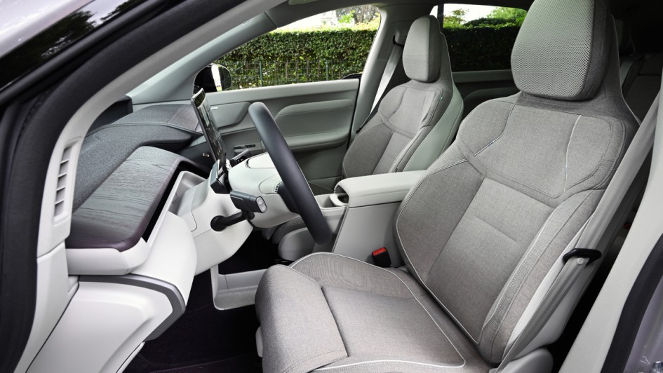 Vordersitz im Volvo EX60 mit grauem Leder fotografiert