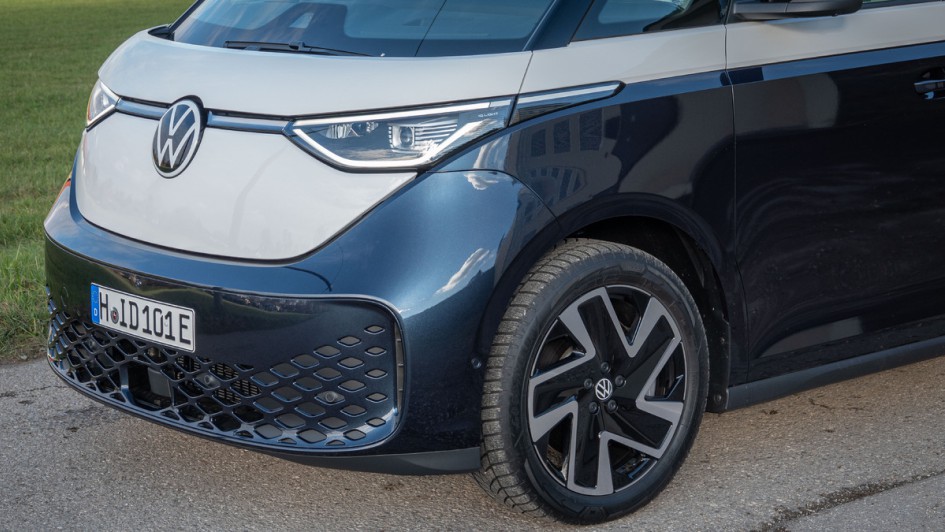 LED-Matrixscheinwerfer leuchten die Straßen vor dem VW ID.Buzz fantastisch aus. Macht 1.773 Euro im Design-Paket.