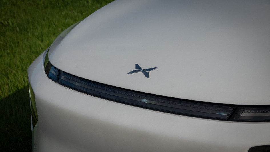 Logo auf der Motorhaube des Xpeng G9