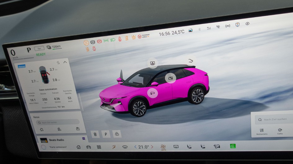 Individualisierung der Lackierung des Mazda CX-6e am Display