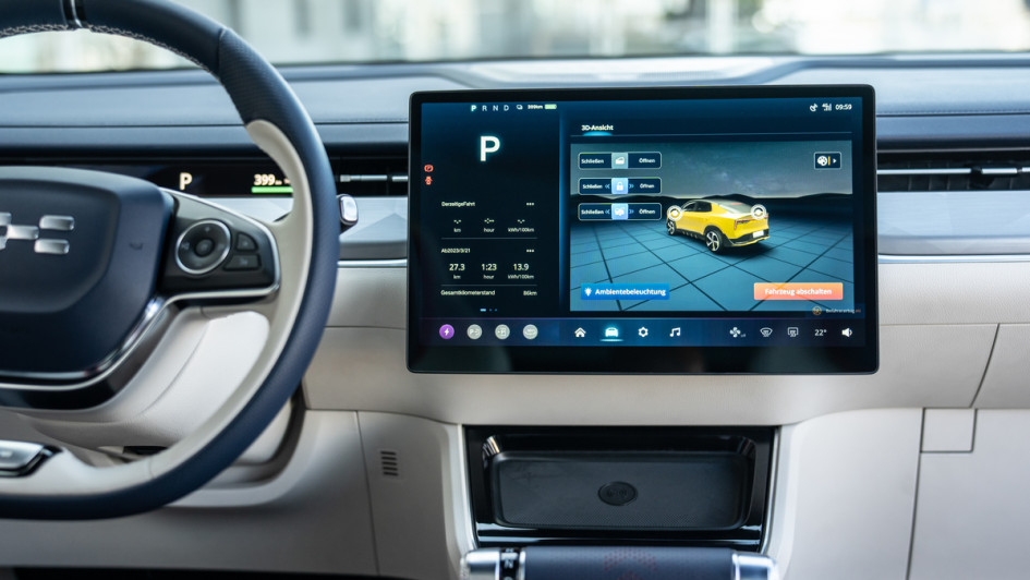 Aiways U6 mit 14,6-Zoll-Infotainmentsystem, Lenkrad angeschnitten