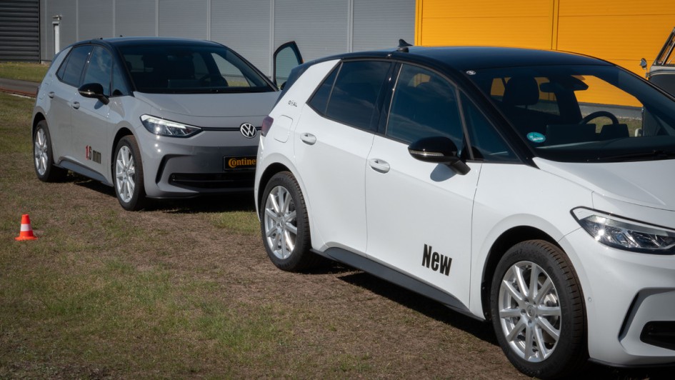 Zwei VW ID., der eine mit neuen Reifen, der andere mit Mindestprofiltiefe von 1,6 Millimetern