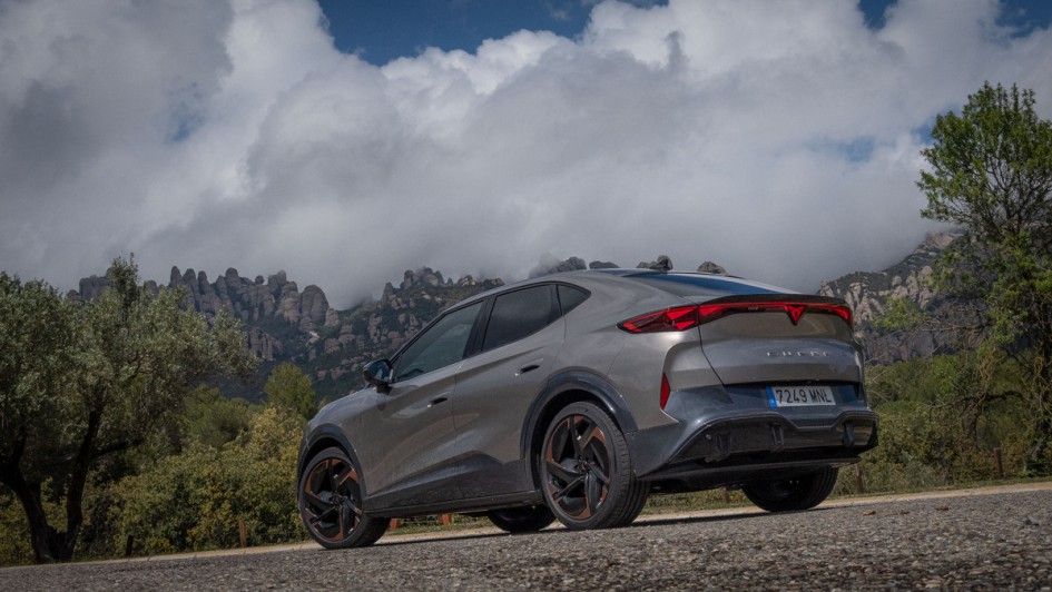 Cupra Tavascan VZ in der Heckansicht 