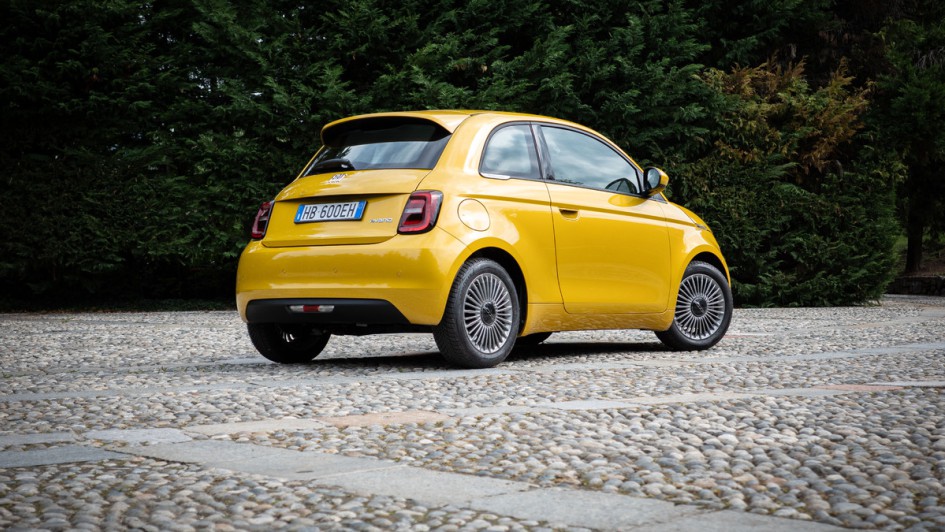 Foto des gelben Fiat 500 Hybrid von hinten