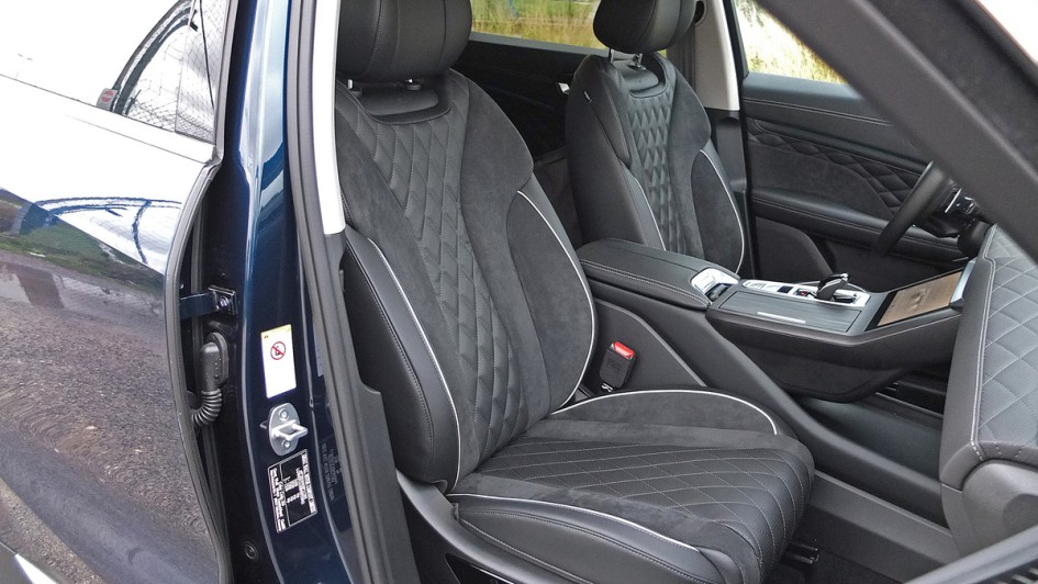 Beifahrersitz im Wey 03 mit Alcantara