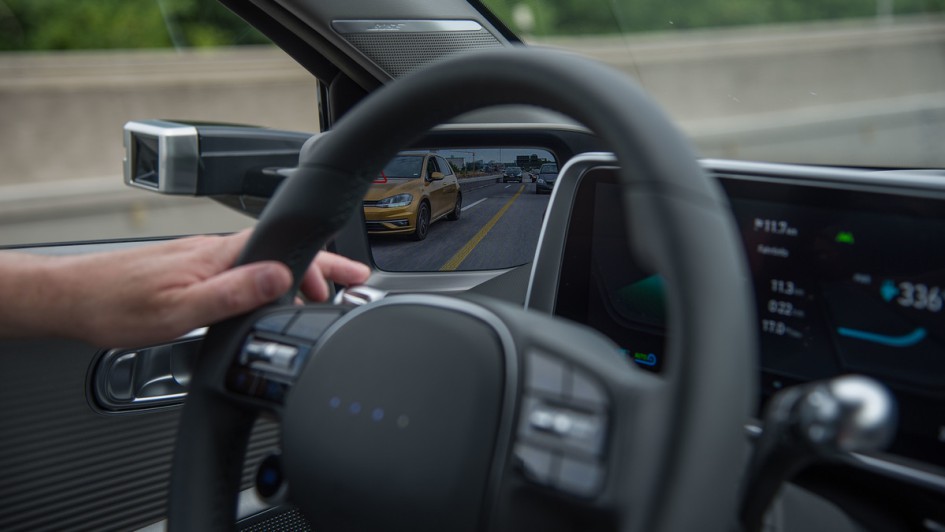 Hyundai Ioniq 6 mit Kamera-Außenspiegel. Auf dem Foto ist sowohl die Kamera als auch das Display innen zu sehen