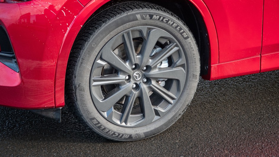 20-Zoll-Rad in schwarz lackiert am Mazda CX-80 Homura Plus