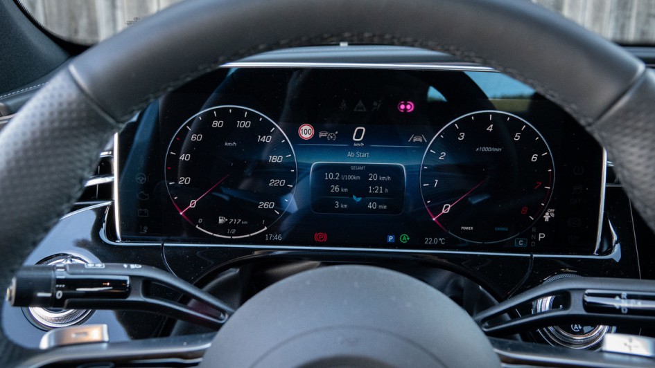 Detailfoto vom Kombiinstrument im Mercedes E 450