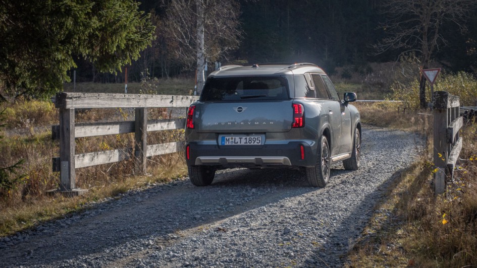 Mini Countryman Diesel auf kleiner Brücke im Wald stehend