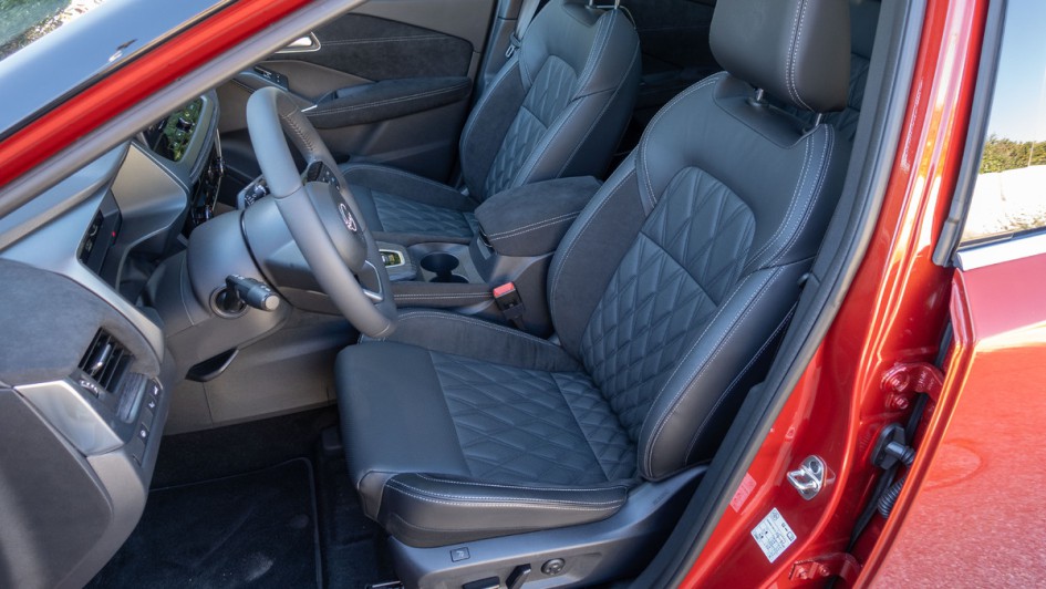 Vordersitz im Nissan Qashqai, bezogen mit schwarzem Leder