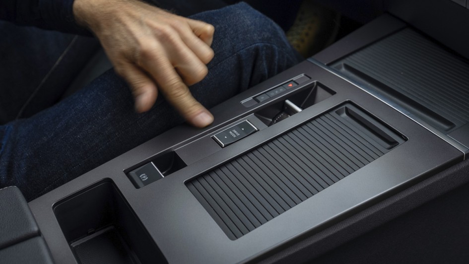 Finger streicht über Mittelkonsole im Astra Facelift