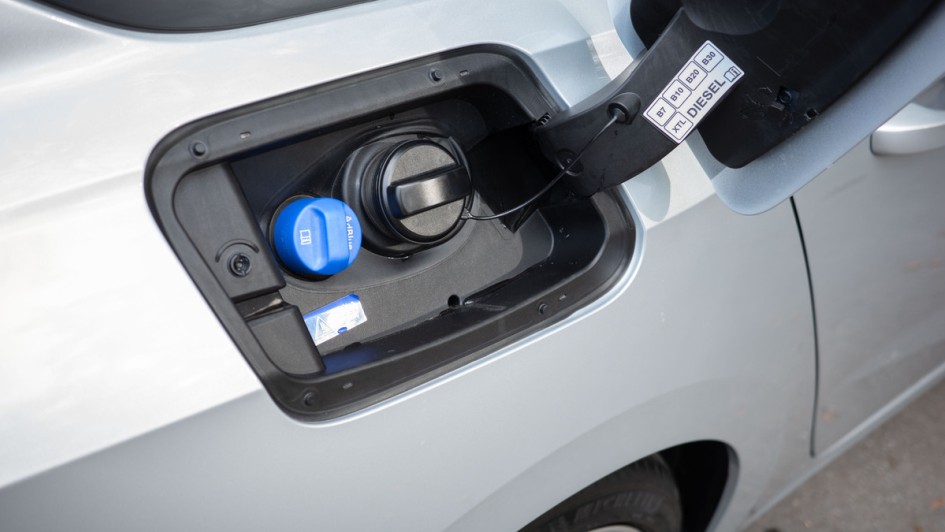 Tankklappe beim Opel Astra Diesel geöffnet, blauer Adblue-Einfüllstutzen zu sehen.