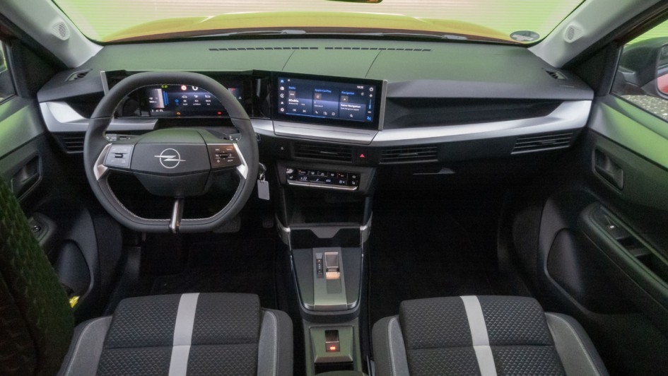 Gesamtcockpit des Frontera auf einem Foto