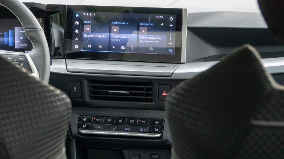 Foto des Infotainmentsystems im Opel Frontera, aufgenommen vom Kofferraum aus