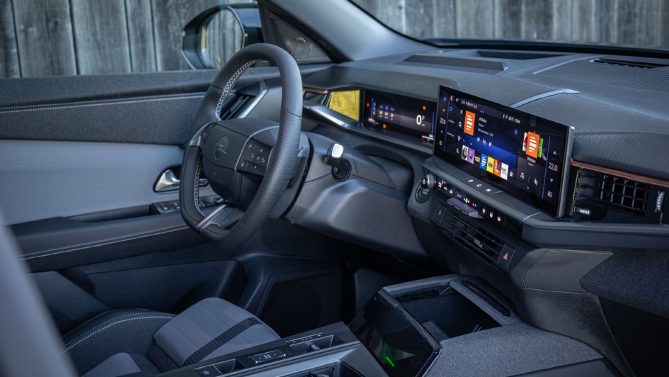 Gesamtes Cockpit des Opel Grandland Hybrid, aufgenommen durch die geöffnete Beifahrertür