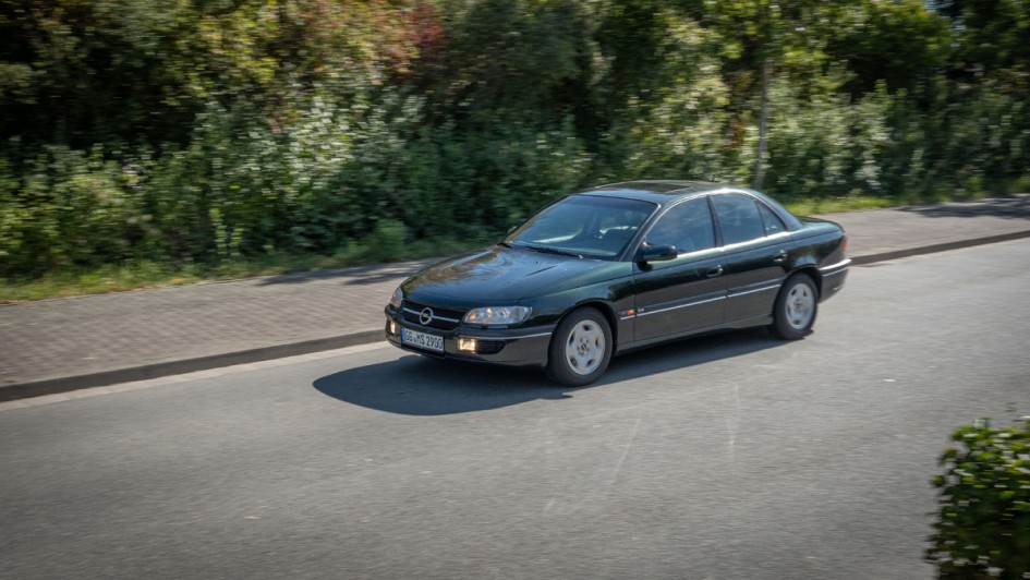 Dschungelgründer Opel Omega B während der Fahrt von dr Seite fotografiert