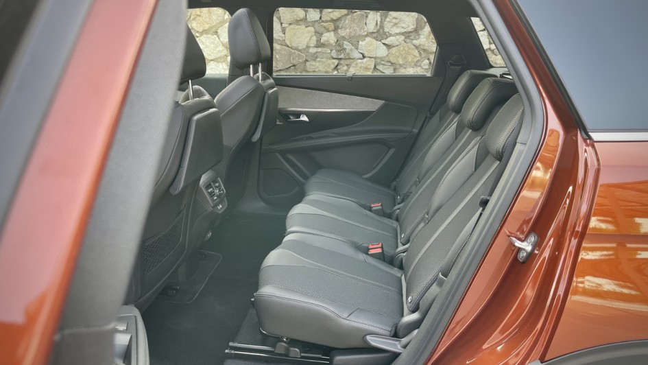 Peugeot 5008 Rücksitze aufgenommen durch die geöffnete Fondtür