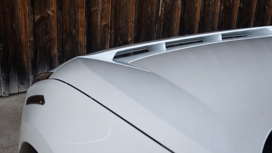 Luftführung in der Motorhaube des Polestar 3 im Detail fotografiert