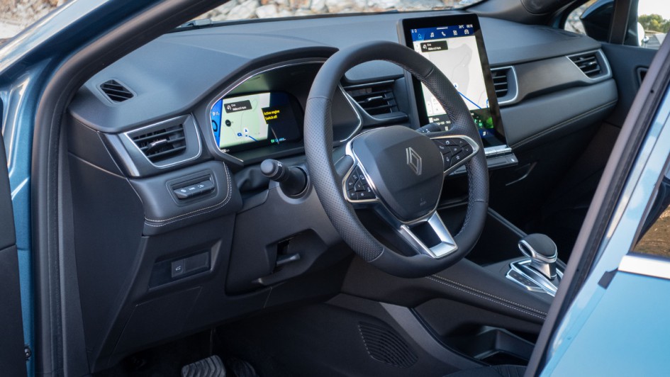 Renault Symbioz Aufnahme vom Cockpit, fotografiert durch die geöffnete Fahrertür