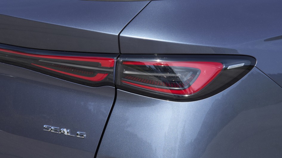 Rueckleuchte des BYD Seal 6 Kombi im Detail