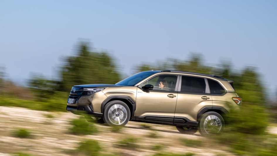 Subaru Forester fahrend von der Seite fotografiert