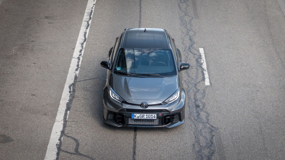 GR Yaris frontal von vorn aus einer hohen Position aufgenommen