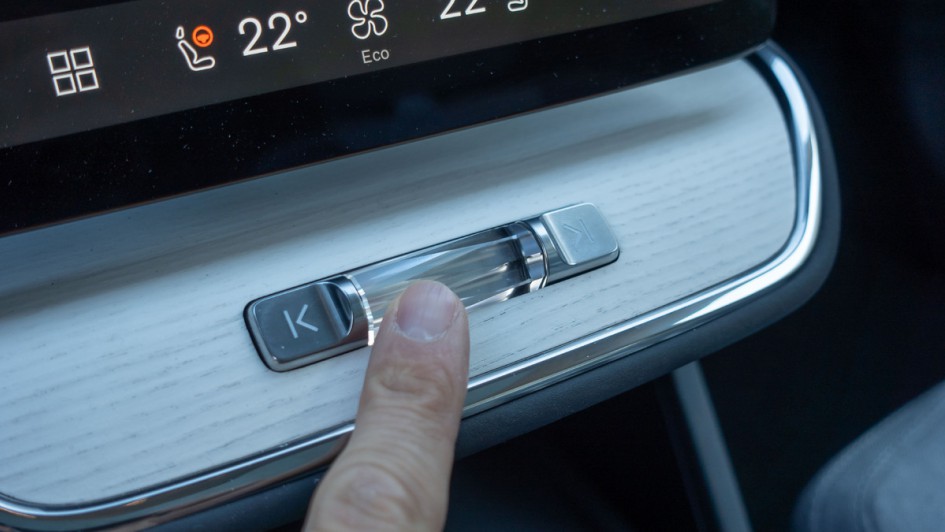 Drehwalze zum Verändern der Lautstärke des Soundsystems im Volvo ES90