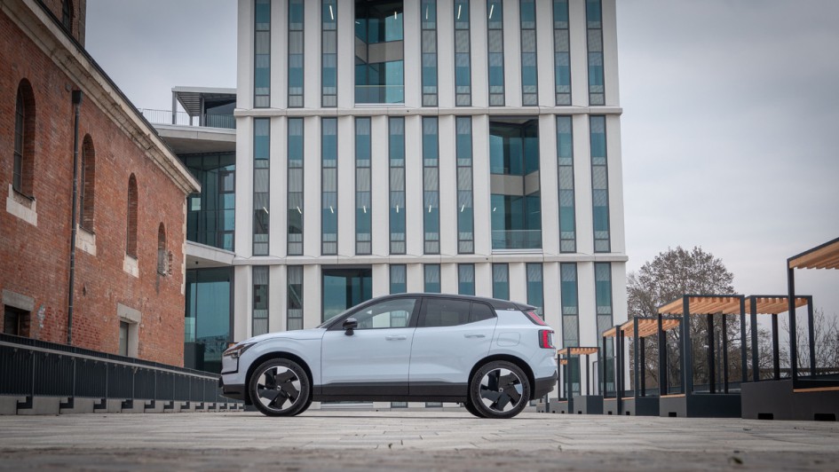 Volvo EX30 (Fahrbericht) Seitenansicht vor dem Brigk Gründerzentrum in Ingolstadt