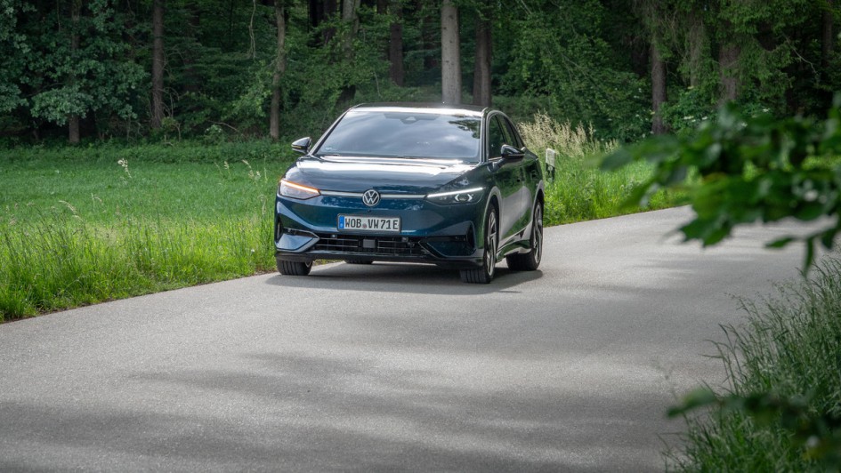 VW ID.7 Pro auf Straße stehend mit aktiviertem rechten LED-Blinker