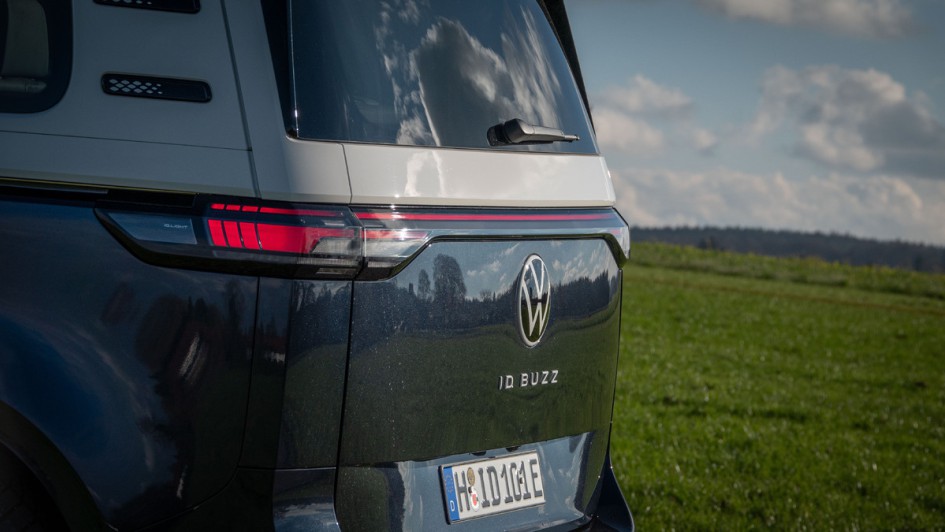 Steiler Heckabschluss, wie bei Transportern üblich. In den VW ID.Buzz Pro mit langem Radstand passen endlich sieben Personen oder besonders viel Gepäck bei der Fünf-Sitz-Bestuhlung.