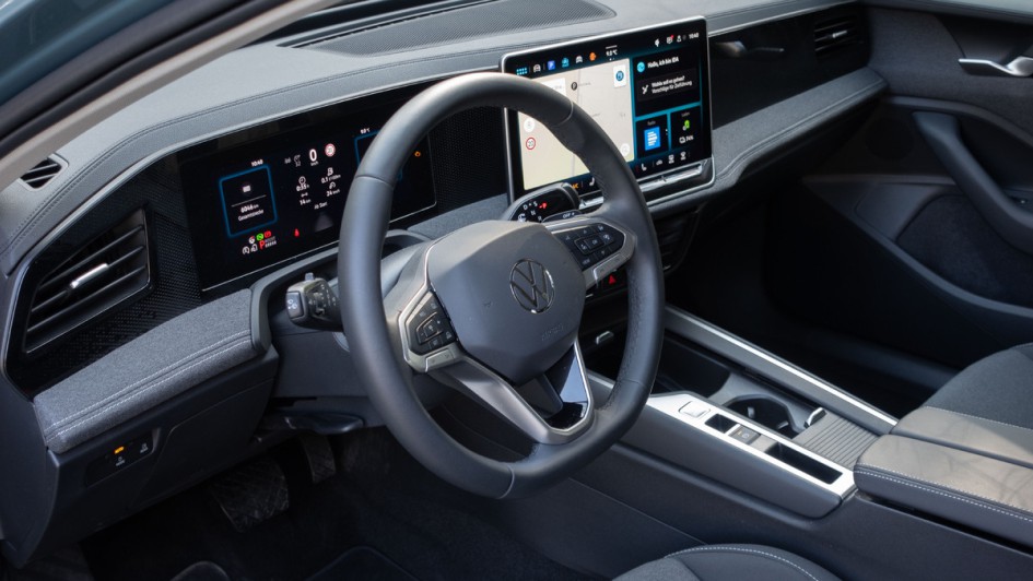 Foto vom Innenraum des VW Passat eHybrid von der Fahrertür aus nach innen aufgenommen.