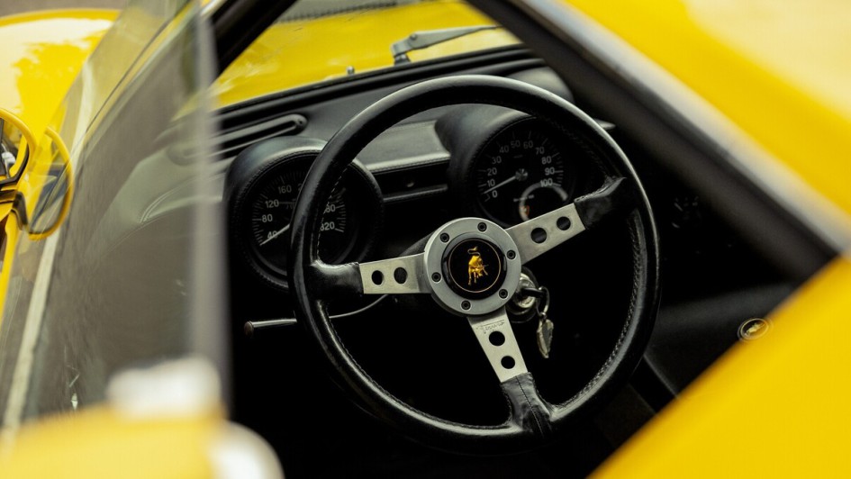 Das Cockpit ist sachlich und mit klassischen analogen Instrumenten eingerichtet, was durchaus ansehnlich ist