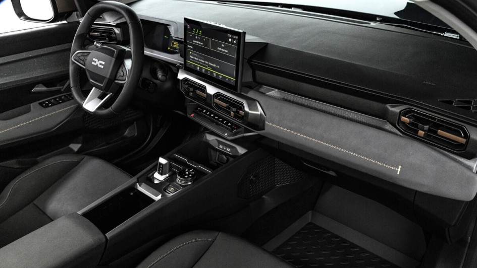 In der Mittelkonsole sitzt serienmäßig ein 10,1-Zoll-Touchdisplay, optional mit Navigationssystem, Echtzeit-Verkehrsinformationen und acht Jahren Updates.